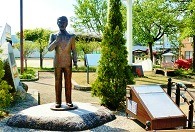 春日八郎の銅像